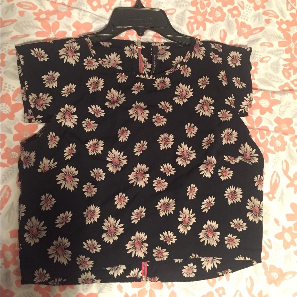 Super cute short sleeved floral shirt size M